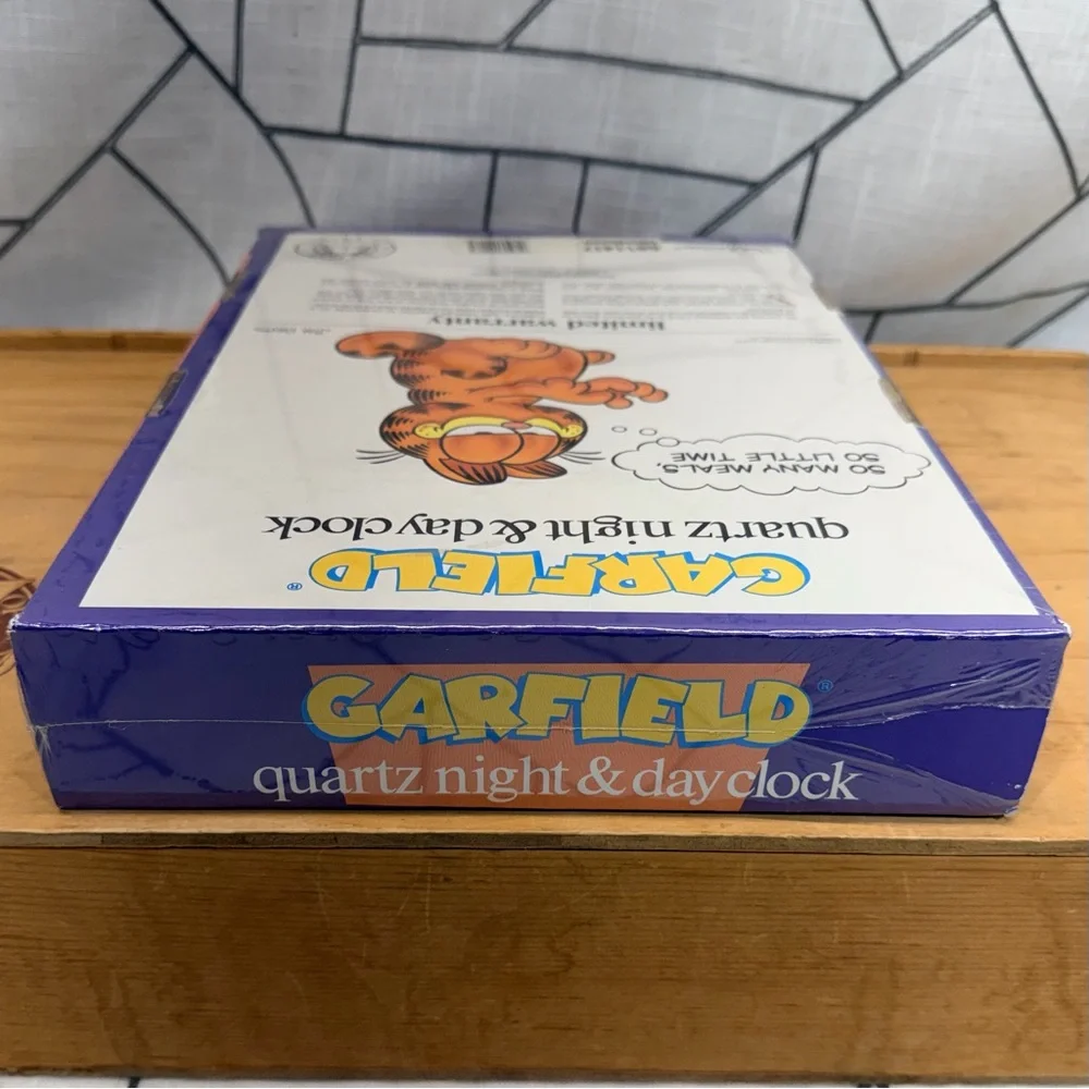 Vintage‎ Garfield Sunbeam Quartz Night/Day Analog Wall Clock NOS Sealed UNTESTED